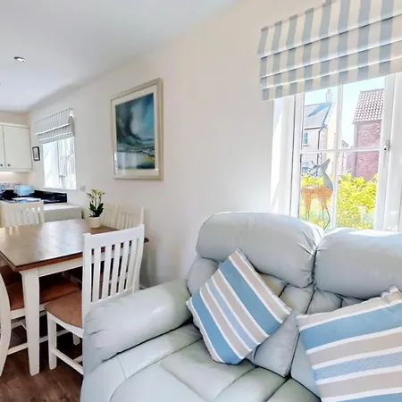 Feriehus Sunset Retreat - Part Of The The Bay Village With Pool, Gym And Direct Access, Pub, Restaurant, Tennis And Meadows Walks *