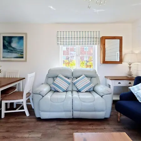 Sunset Retreat - Part Of The The Bay Village With Pool, Gym And Direct Access, Pub, Restaurant, Tennis And Meadows Walks *