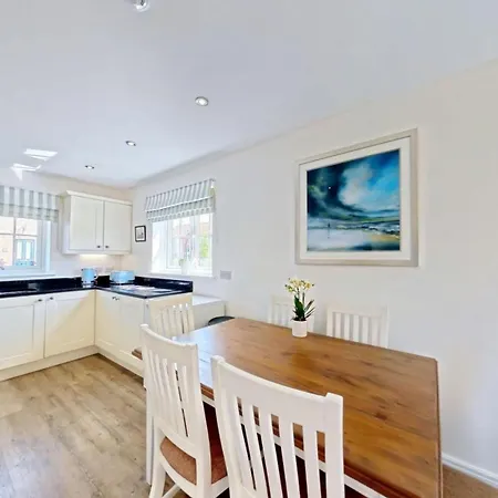 Holiday home Sunset Retreat - Part Of The The Bay Village With Pool, Gym And Direct Access, Pub, Restaurant, Tennis And Meadows Walks *
