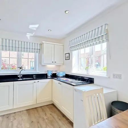 Sunset Retreat - Part Of The The Bay Village With Pool, Gym And Direct Access, Pub, Restaurant, Tennis And Meadows Walks Filey