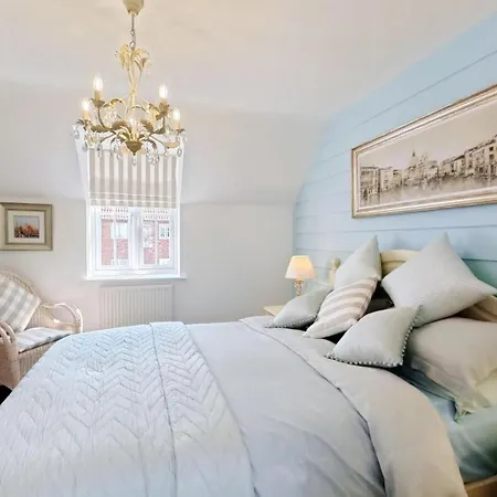 Sunset Retreat - Part Of The The Bay Village With Pool, Gym And Direct Access, Pub, Restaurant, Tennis And Meadows Walks Feriehus