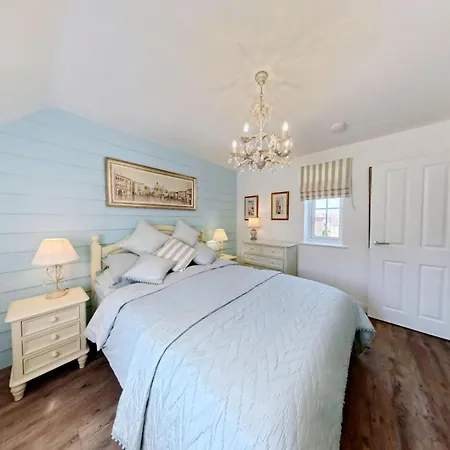 Sunset Retreat - Part Of The The Bay Village With Pool, Gym And Direct Access, Pub, Restaurant, Tennis And Meadows Walks * Filey