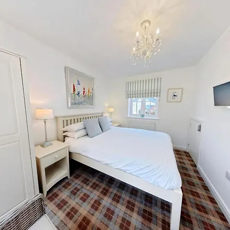 Sunset Retreat - Part Of The The Bay Village With Pool, Gym And Direct Access, Pub, Restaurant, Tennis And Meadows Walks * Filey