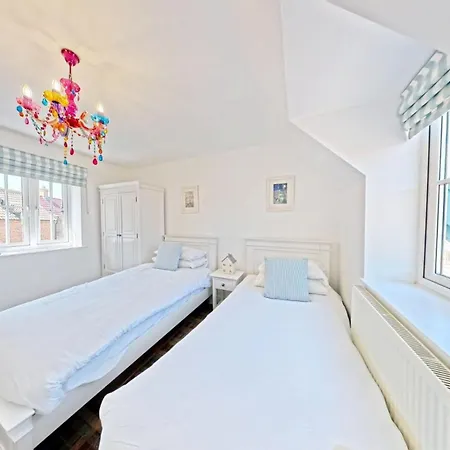 Sunset Retreat - Part Of The The Bay Village With Pool, Gym And Direct Access, Pub, Restaurant, Tennis And Meadows Walks * Filey