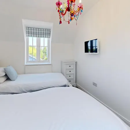 Sunset Retreat - Part Of The The Bay Village With Pool, Gym And Direct Access, Pub, Restaurant, Tennis And Meadows Walks